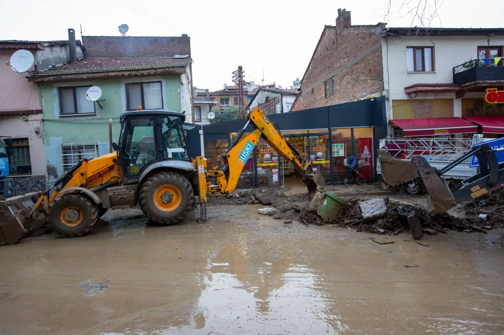Bursa'da selin yaraları sarılıyor