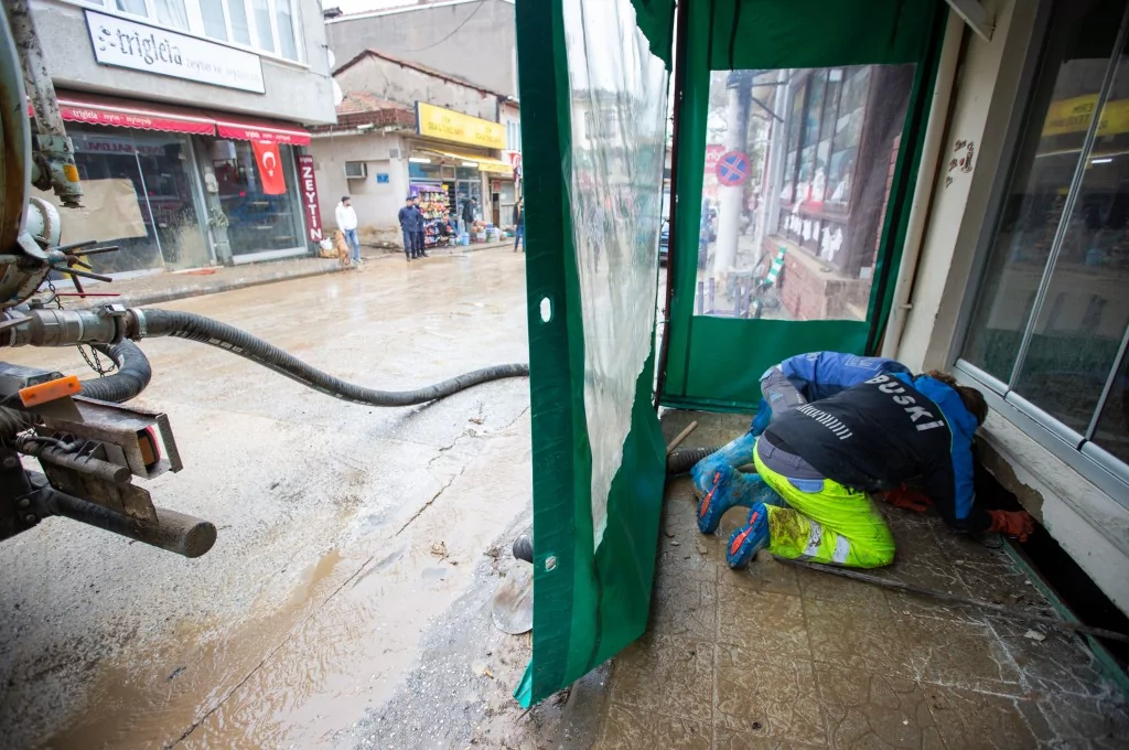 Bursa'da selin yaraları sarılıyor
