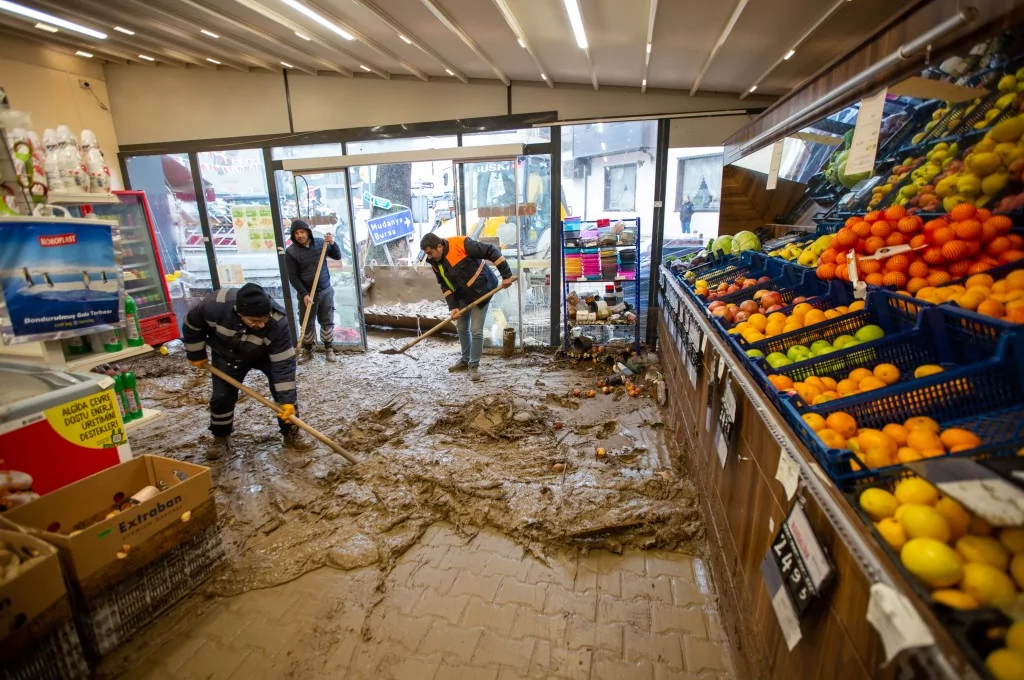 Bursa'da selin yaraları sarılıyor