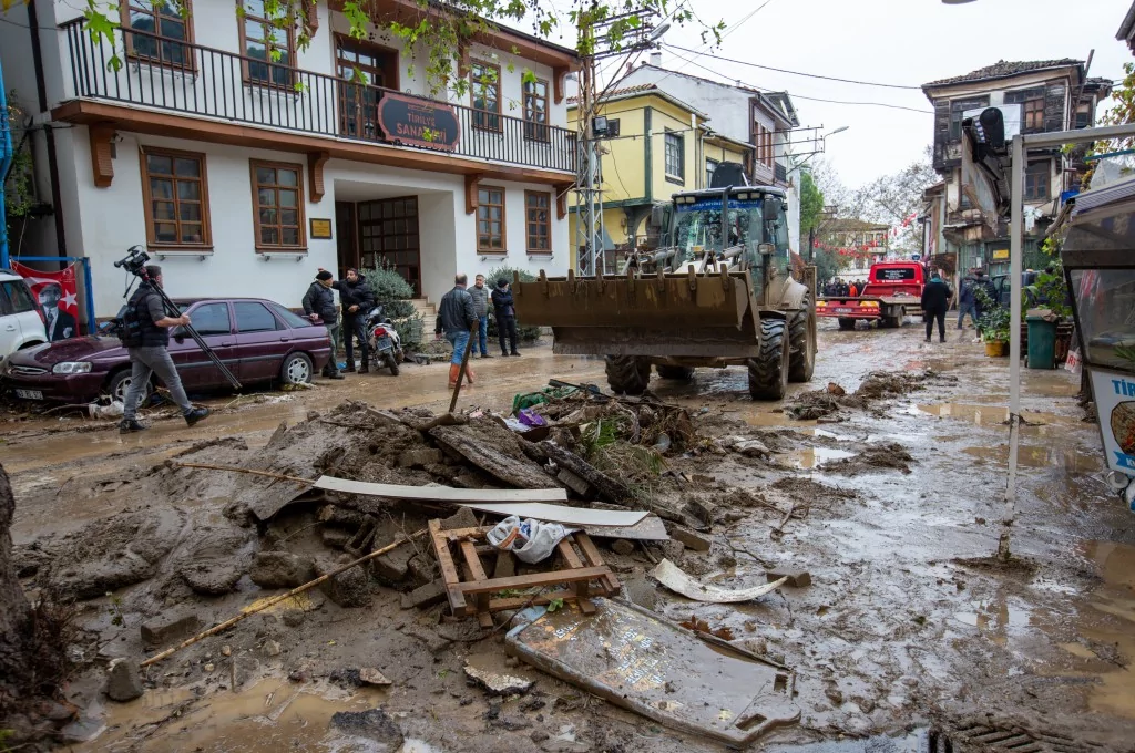Bursa'da selin yaraları sarılıyor