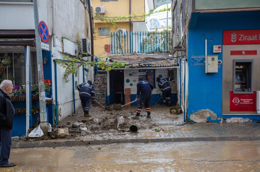 Bursa'da selin yaraları sarılıyor