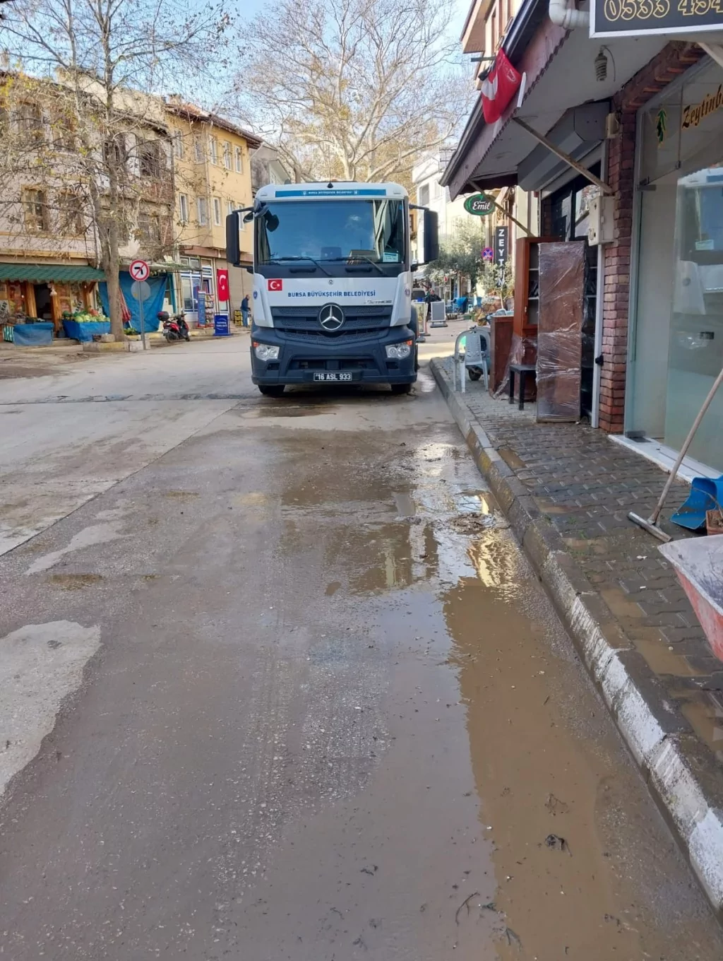 Sel bölgelerinde yaralar sarılıyor