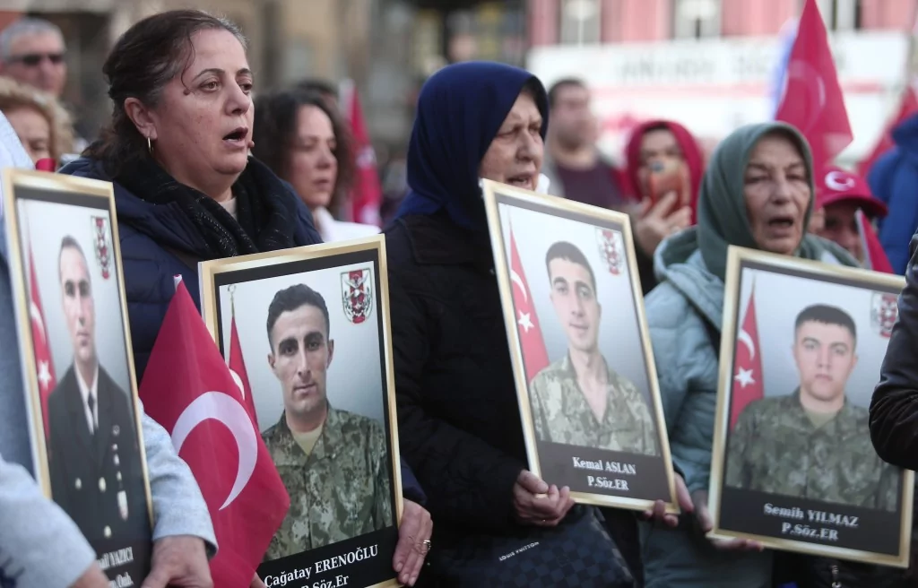 Bursa'da yüzlerce kişi şehitler için yürüdü