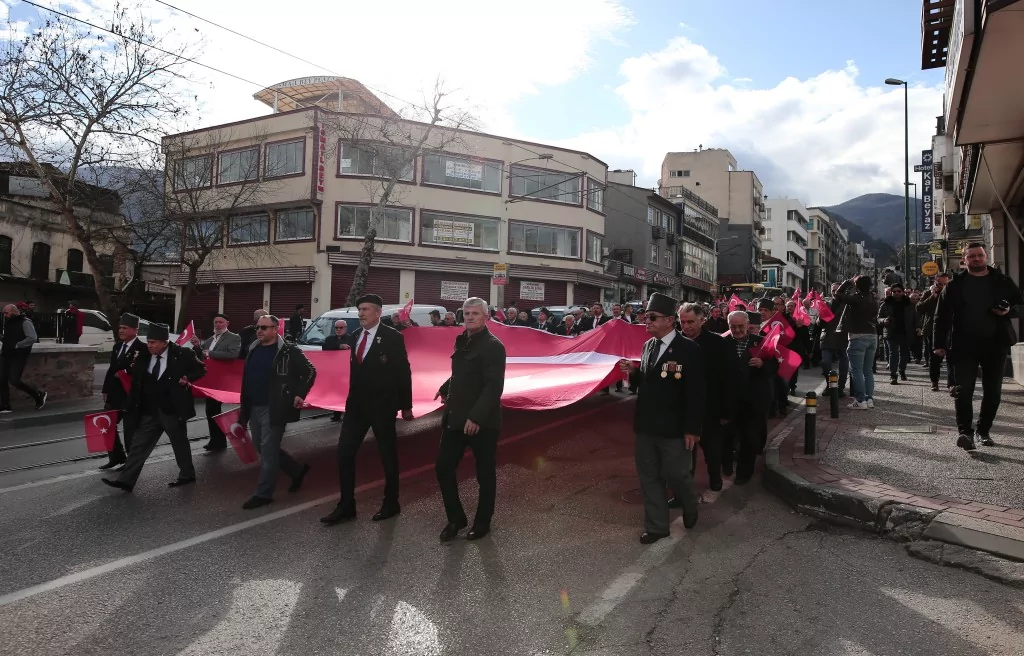 Bursa'da yüzlerce kişi şehitler için yürüdü