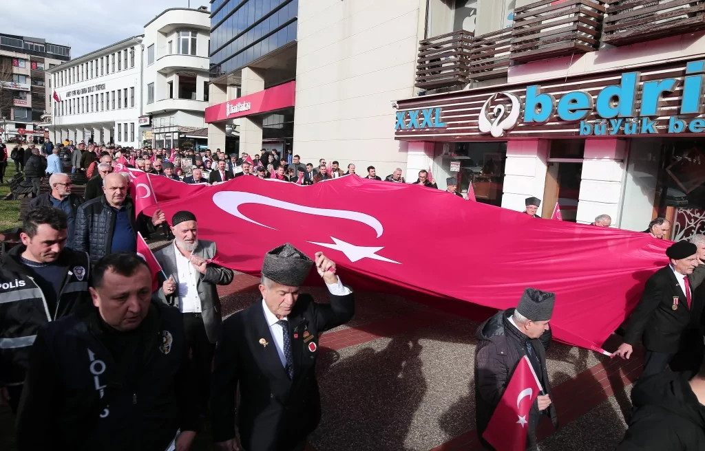 Bursa'da yüzlerce kişi şehitler için yürüdü