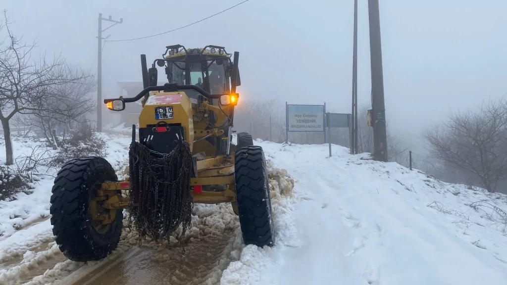 Bursa'da 56 mahallede kar mesaisi!