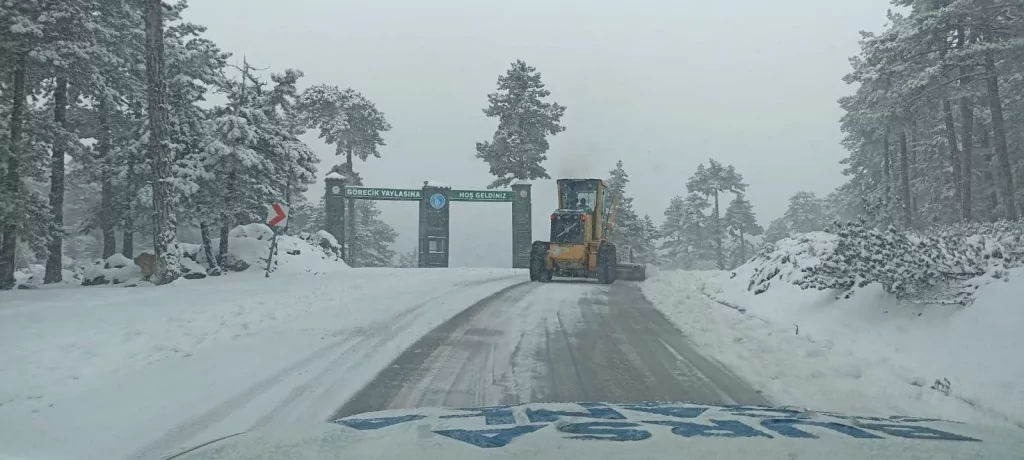 Bursa'da 56 mahallede kar mesaisi!