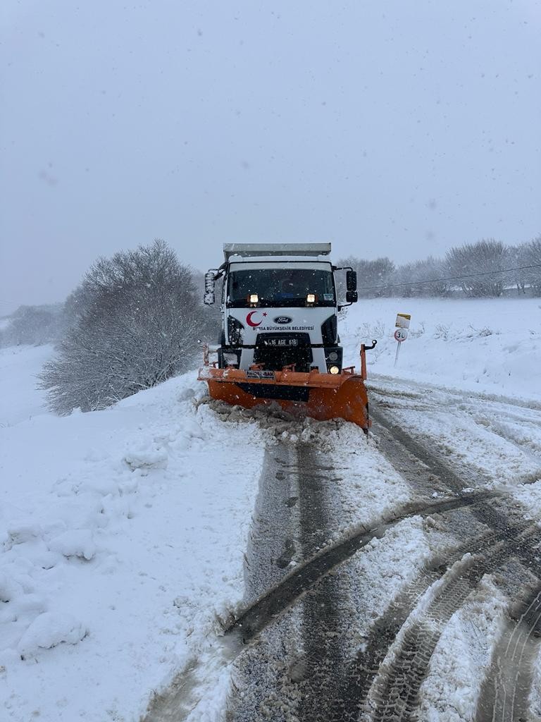 Bursa'da 56 mahallede kar mesaisi!
