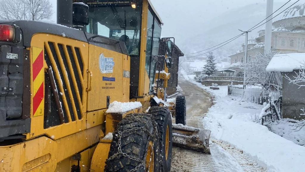 Bursa'da 56 mahallede kar mesaisi!