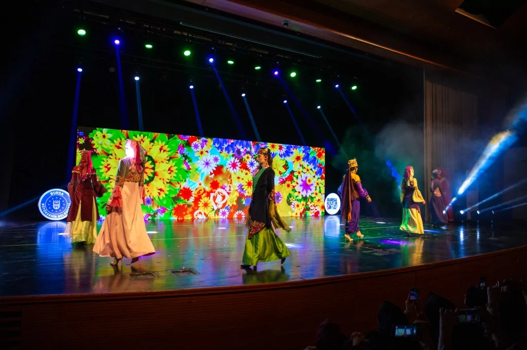 Türk kadınının zarafeti podyumda