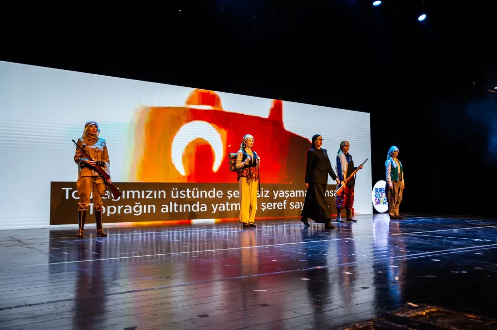 Türk kadınının zarafeti podyumda