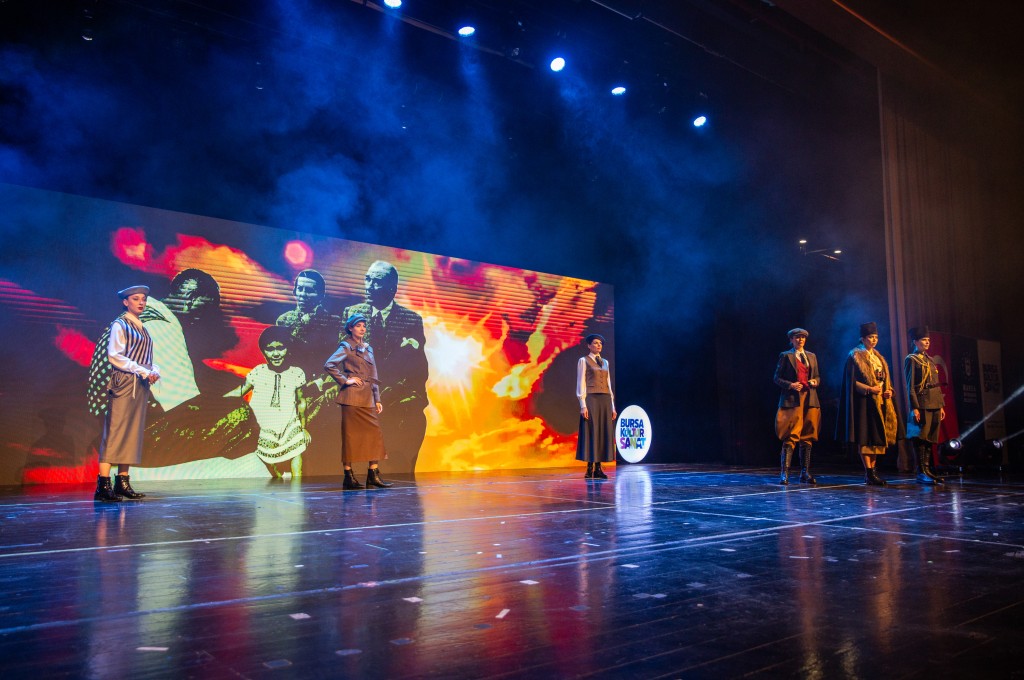 Türk kadınının zarafeti podyumda