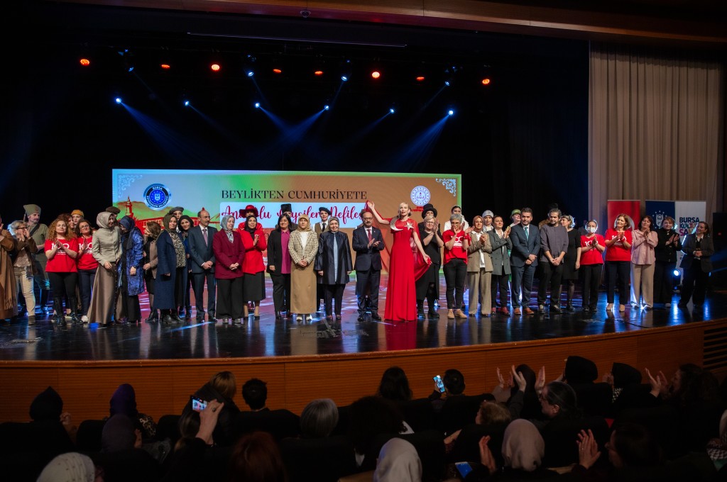 Türk kadınının zarafeti podyumda