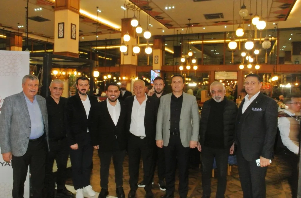 Öner Yapı ailesi düzenlediği geleneksel iftar yemeğinde Bursa iş dünyasını buluşturdu.