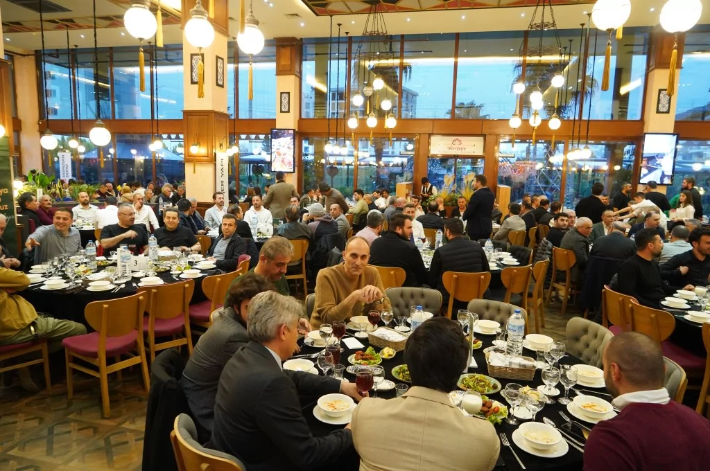 Öner Yapı ailesi düzenlediği geleneksel iftar yemeğinde Bursa iş dünyasını buluşturdu.
