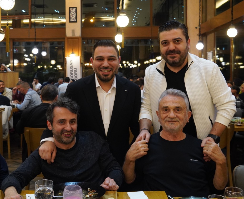 Öner Yapı ailesi düzenlediği geleneksel iftar yemeğinde Bursa iş dünyasını buluşturdu.