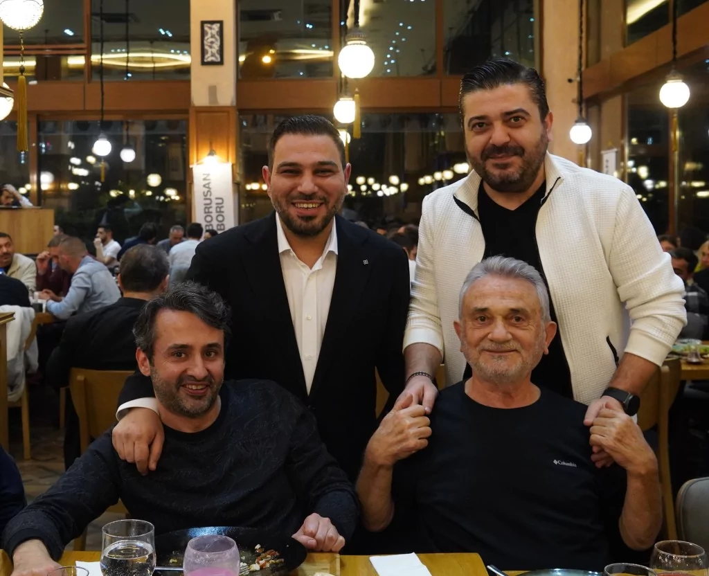 Öner Yapı ailesi düzenlediği geleneksel iftar yemeğinde Bursa iş dünyasını buluşturdu.