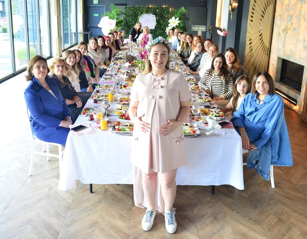 Başak Şen'den renkli  baby shower daveti