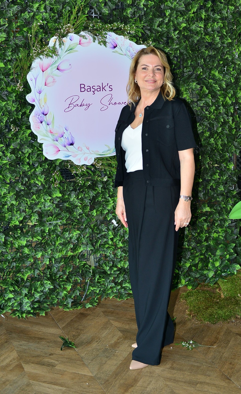 Başak Şen'den renkli  baby shower daveti
