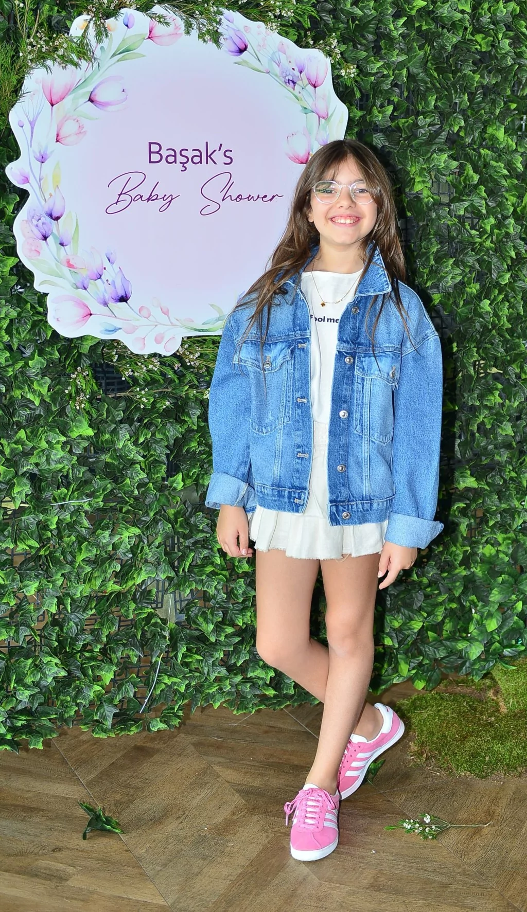 Başak Şen'den renkli  baby shower daveti