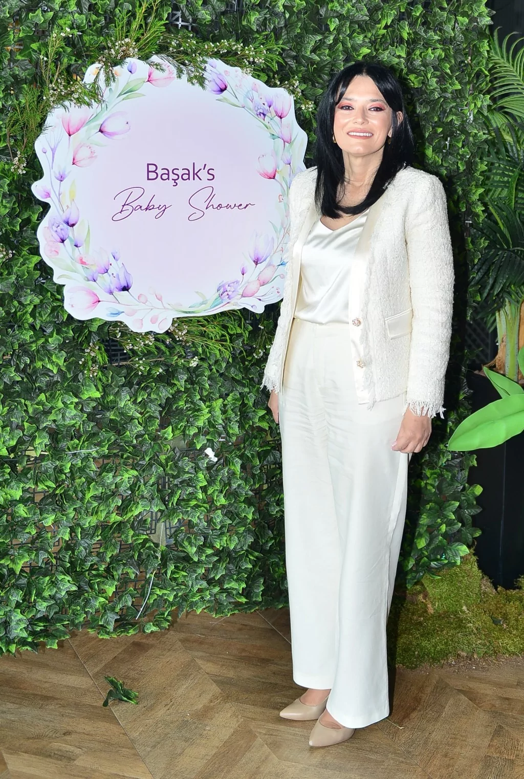Başak Şen'den renkli  baby shower daveti