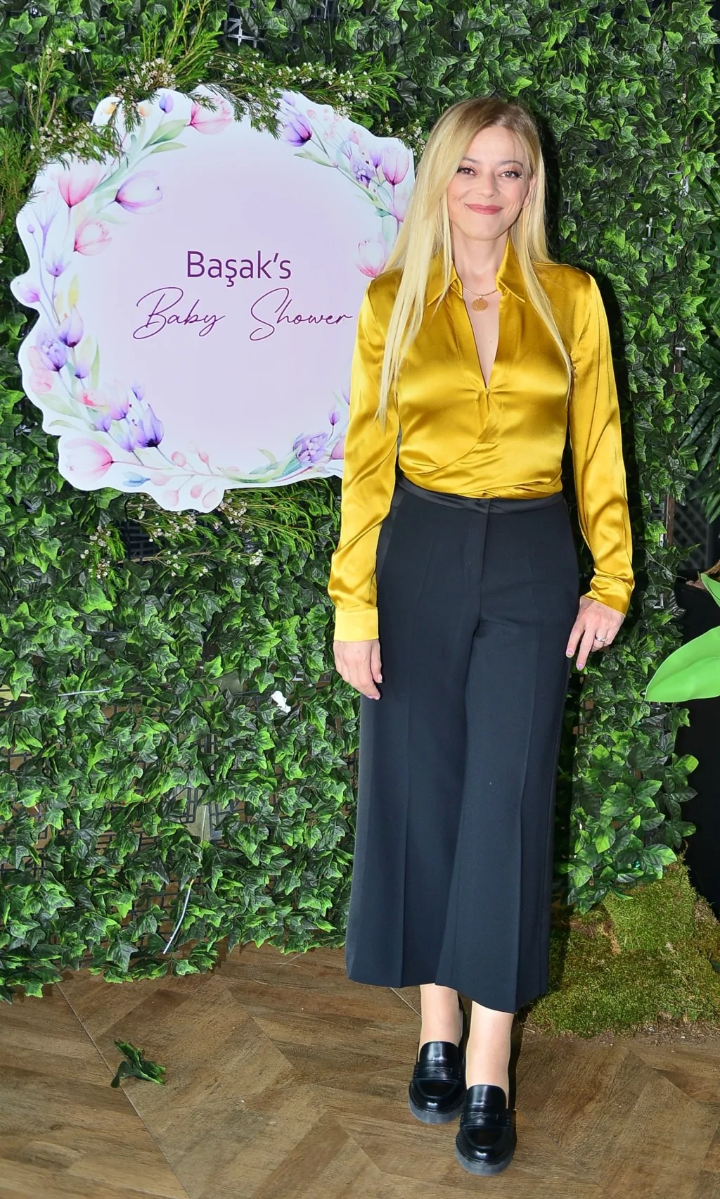 Başak Şen'den renkli  baby shower daveti