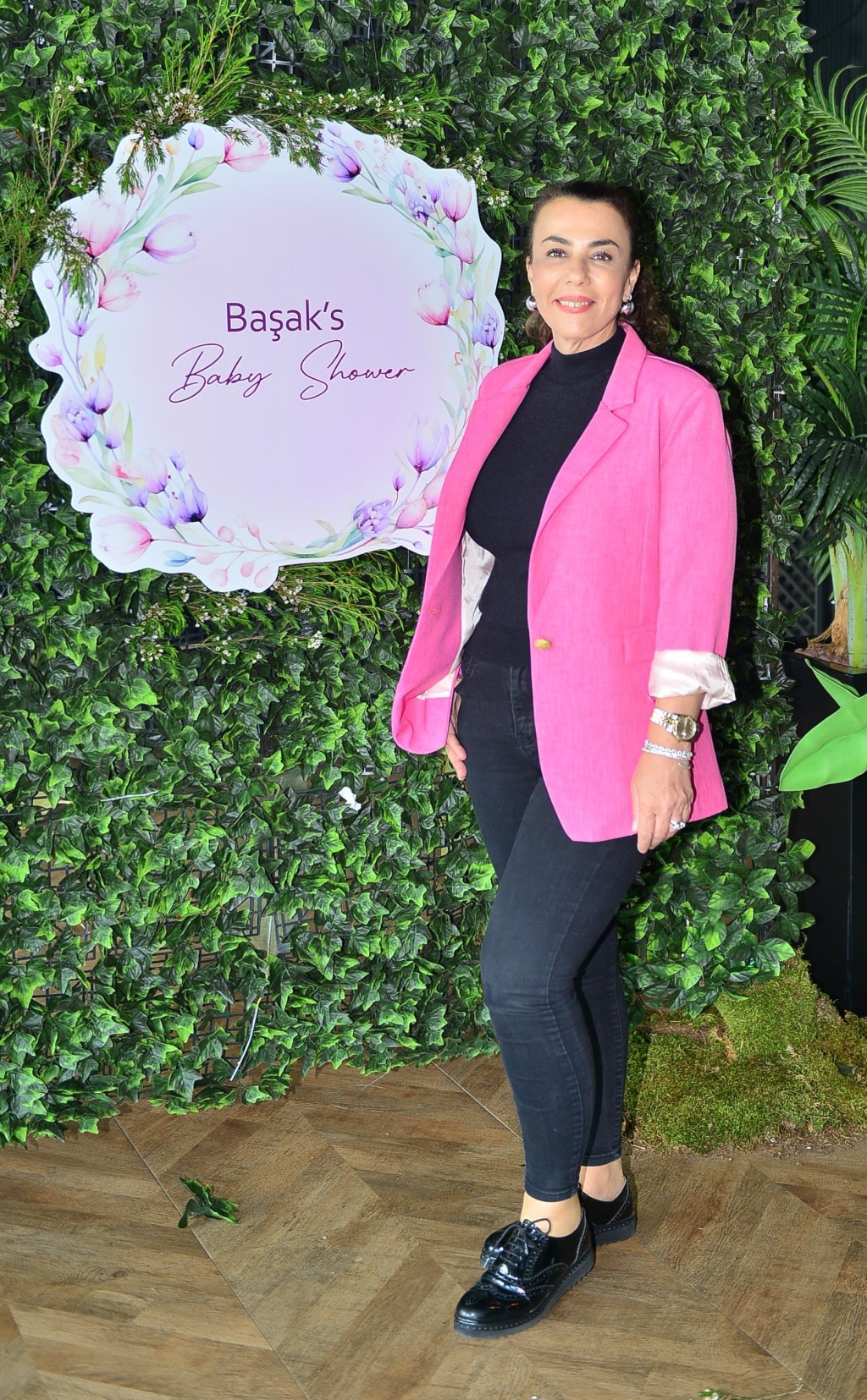 Başak Şen'den renkli  baby shower daveti