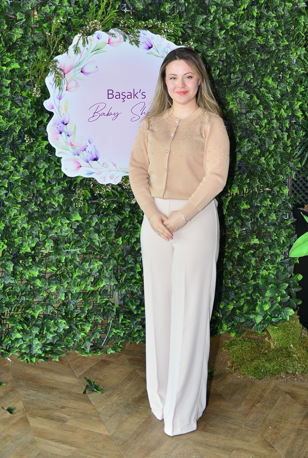 Başak Şen'den renkli  baby shower daveti