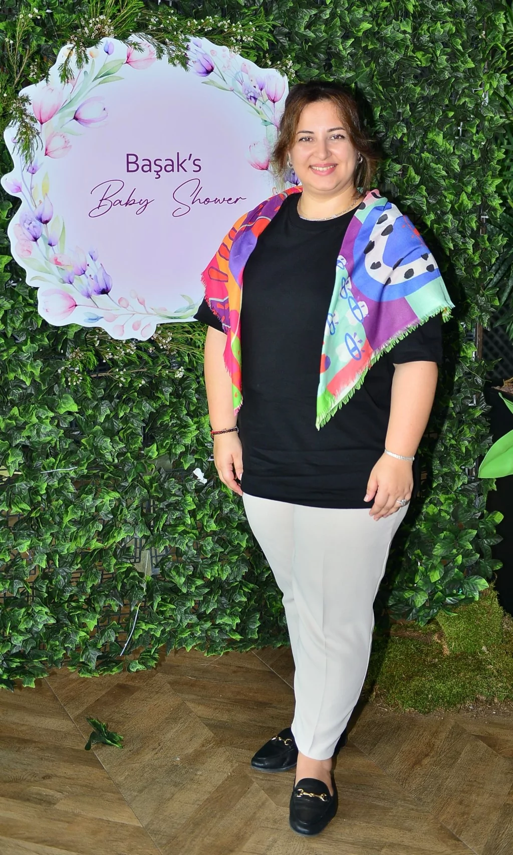 Başak Şen'den renkli  baby shower daveti