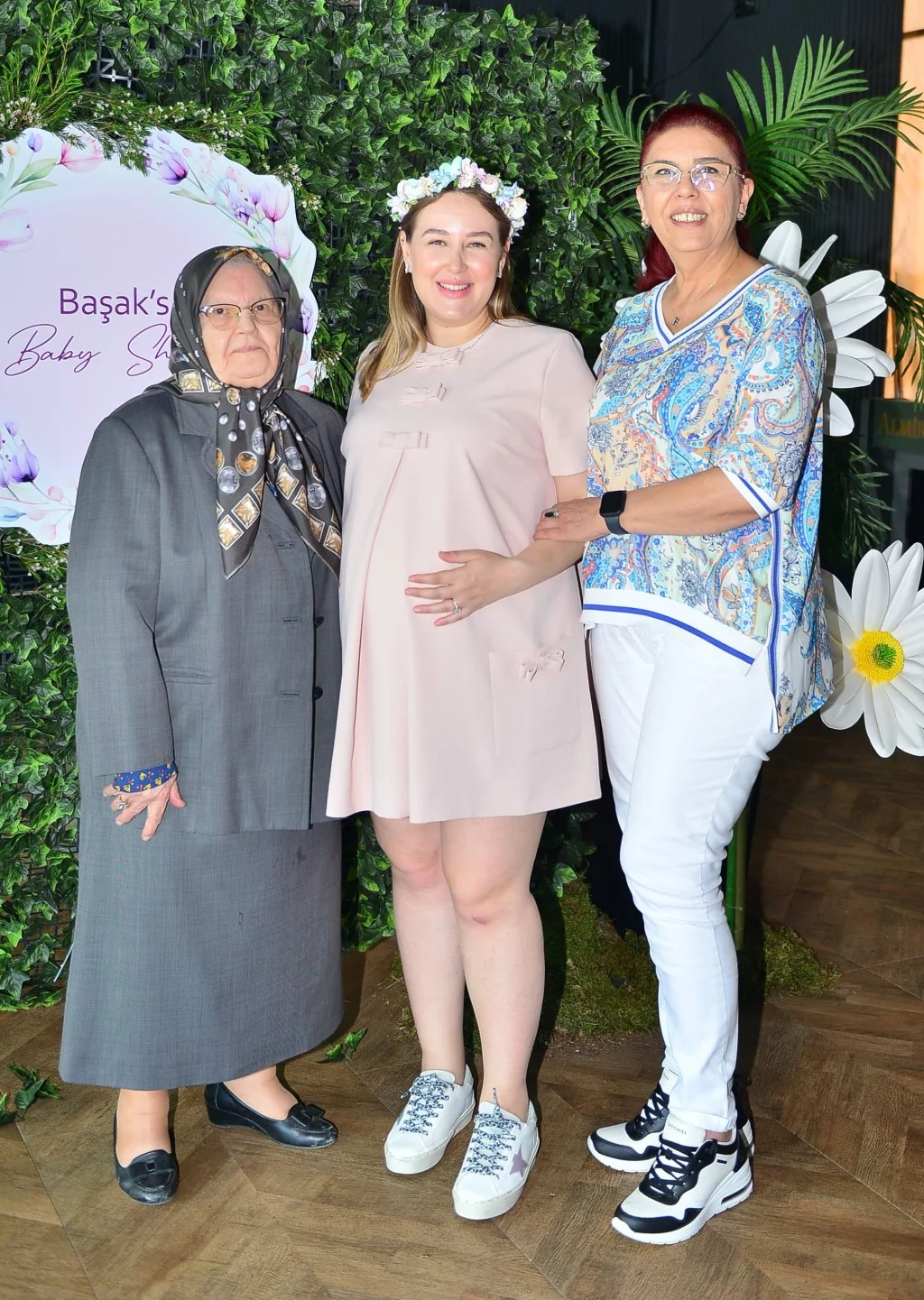 Başak Şen'den renkli  baby shower daveti