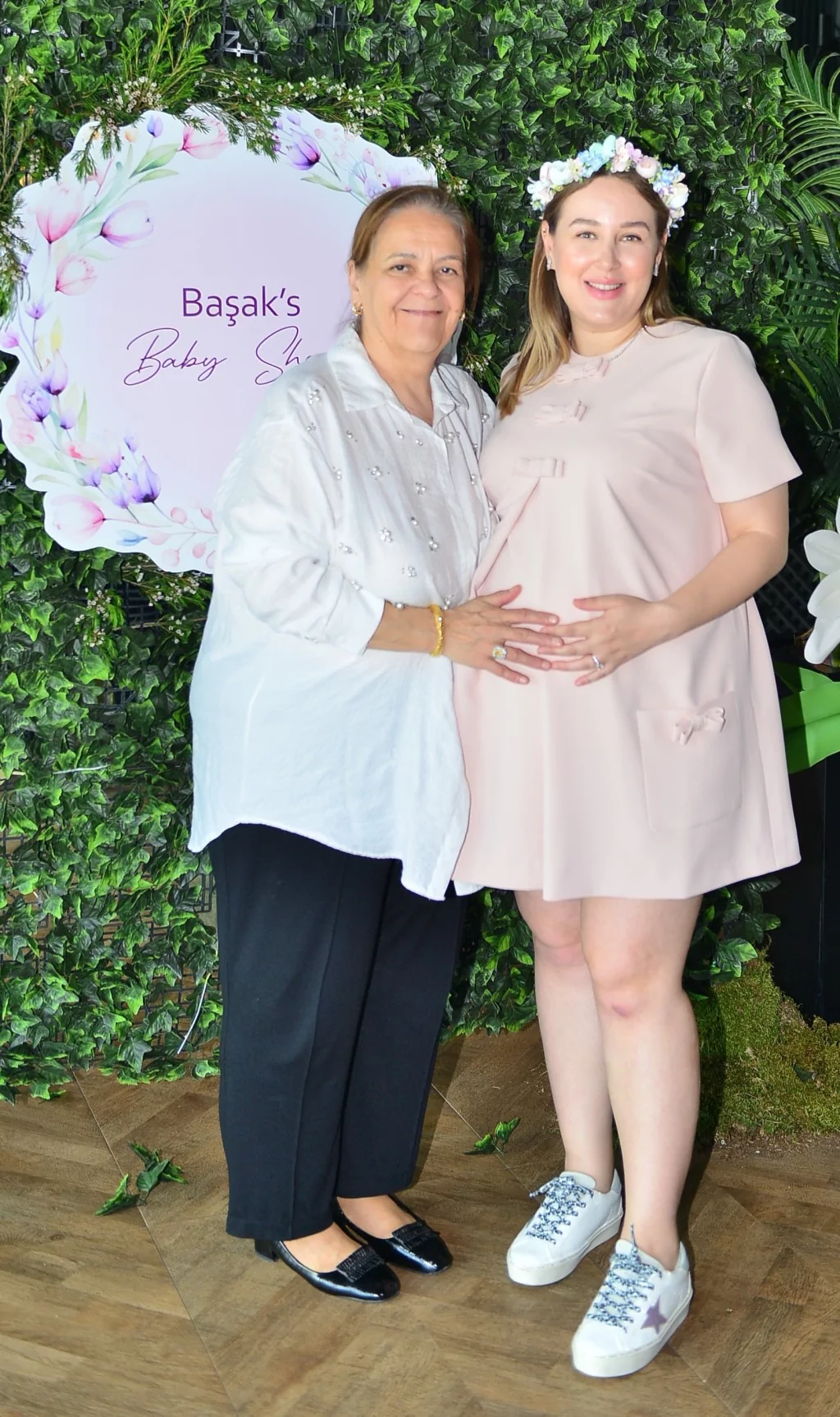 Başak Şen'den renkli  baby shower daveti