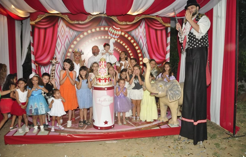 Kızı için evinin bahçesini lunaparka çevirdi