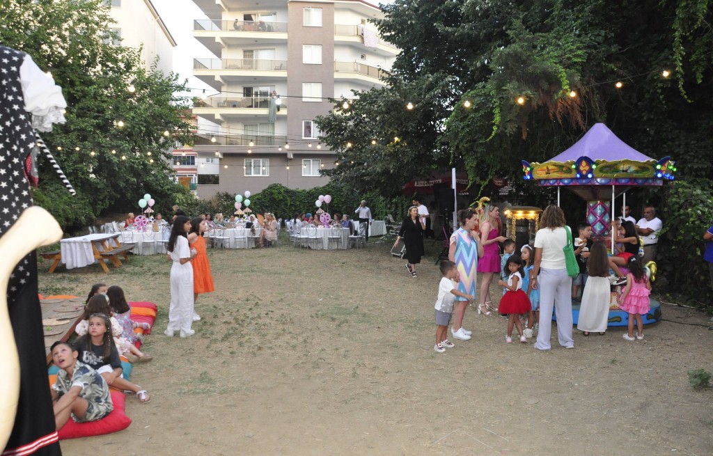 Kızı için evinin bahçesini lunaparka çevirdi