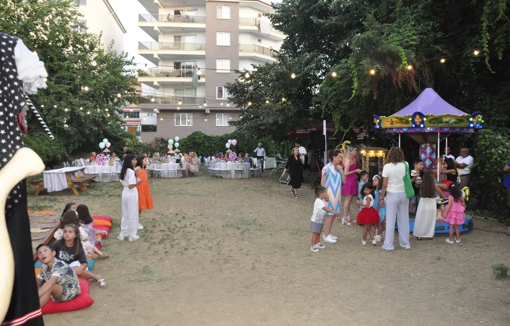 Kızı için evinin bahçesini lunaparka çevirdi