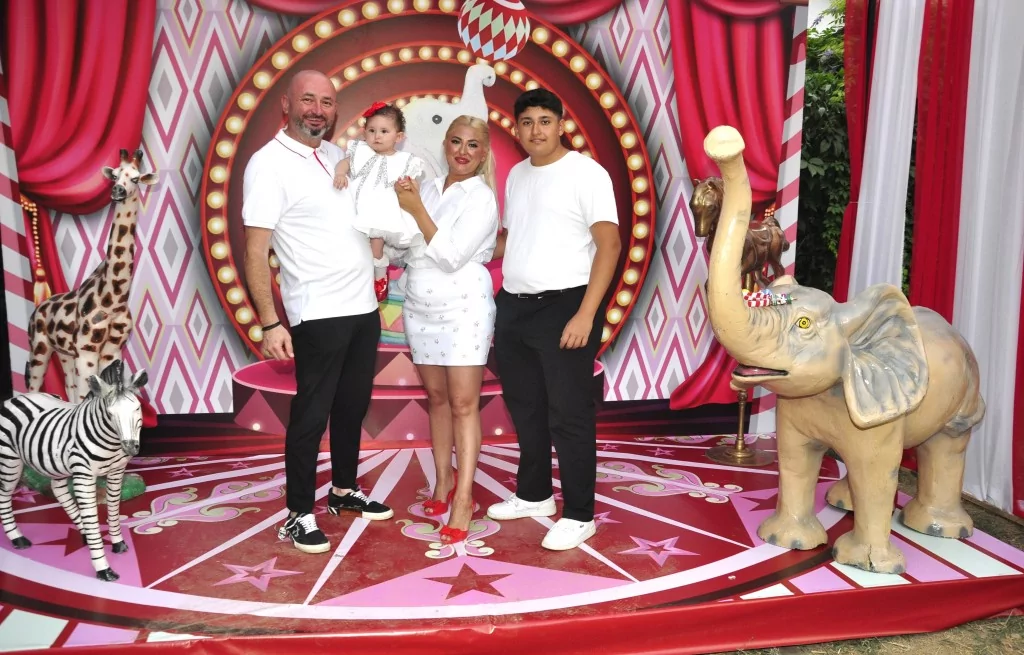 Kızı için evinin bahçesini lunaparka çevirdi