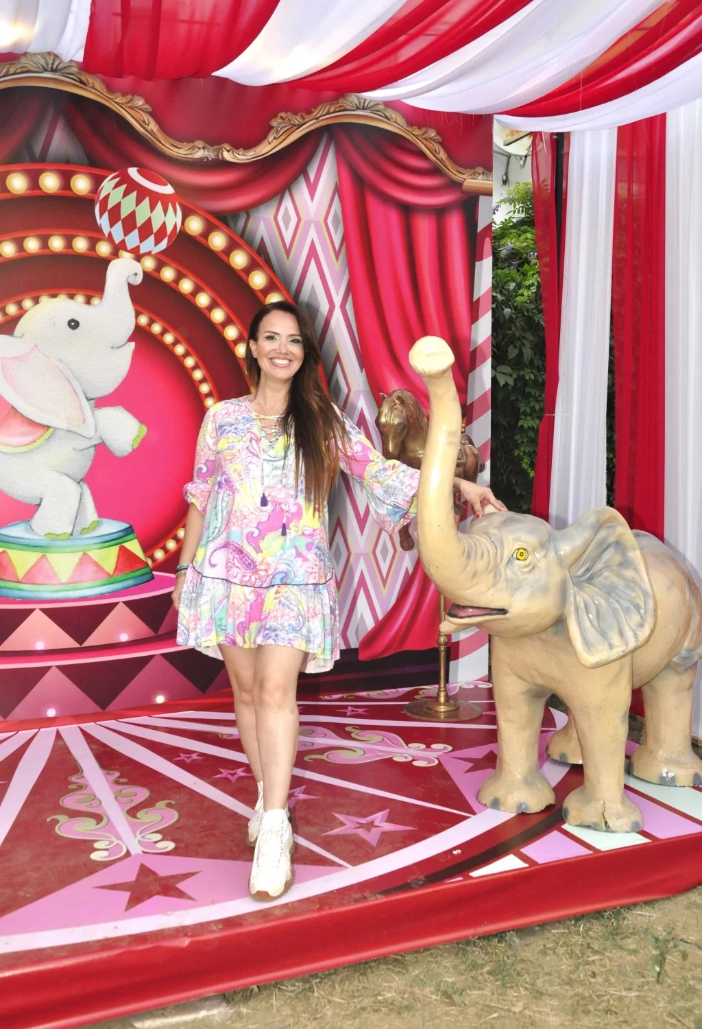 Kızı için evinin bahçesini lunaparka çevirdi