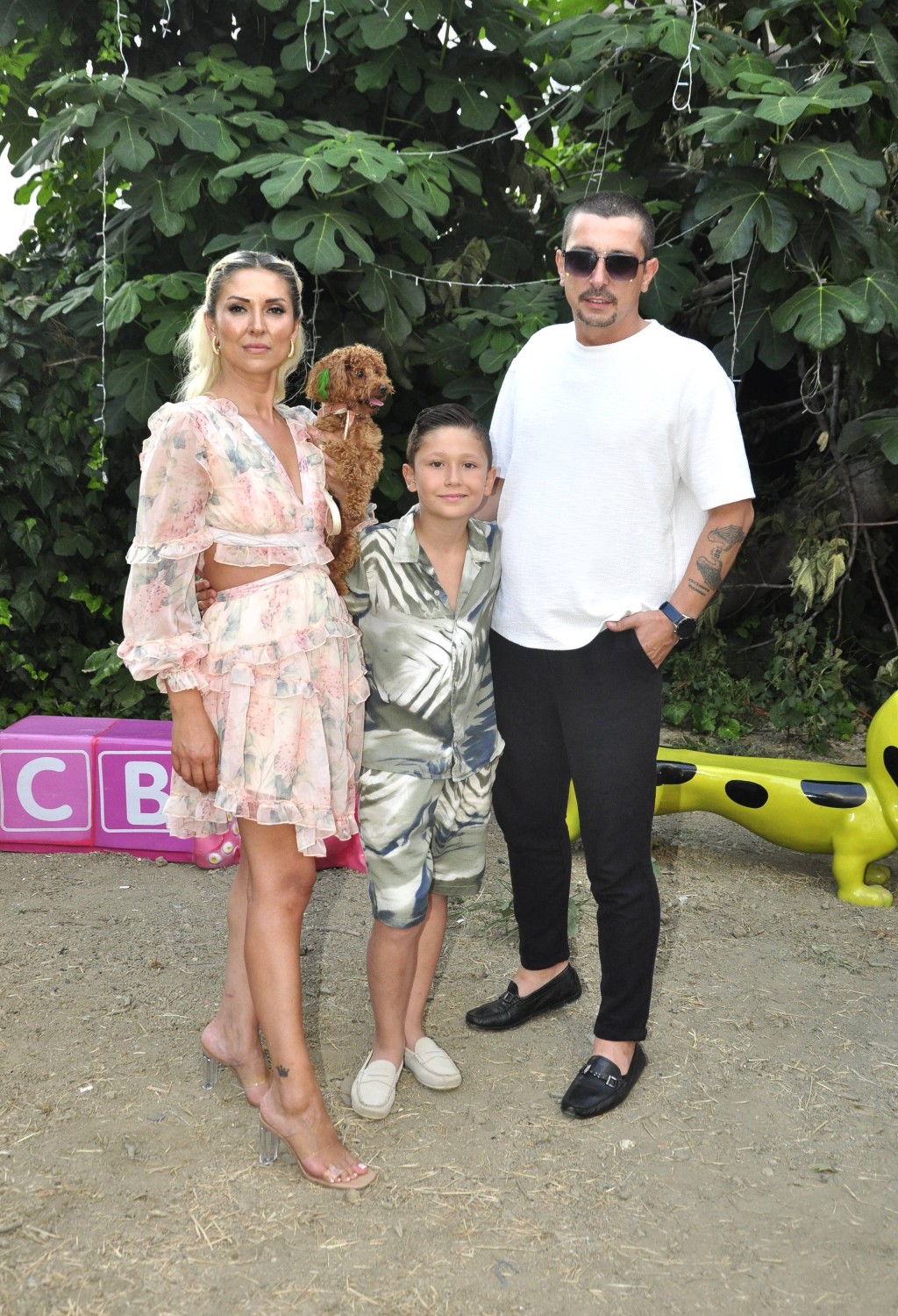 Kızı için evinin bahçesini lunaparka çevirdi