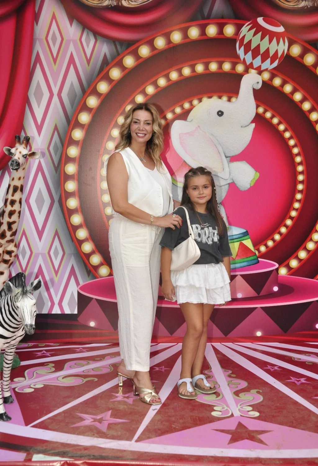 Kızı için evinin bahçesini lunaparka çevirdi