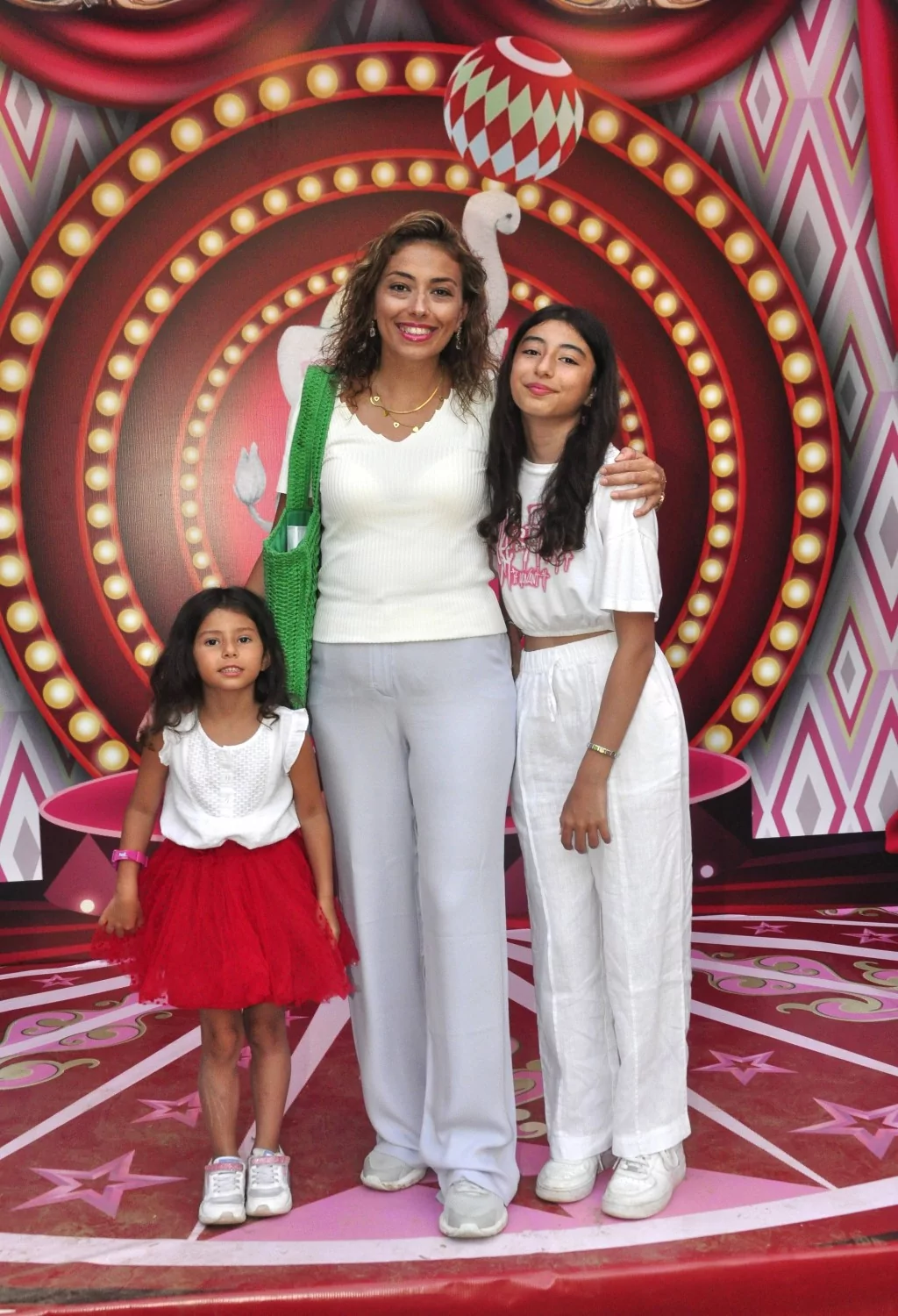 Kızı için evinin bahçesini lunaparka çevirdi