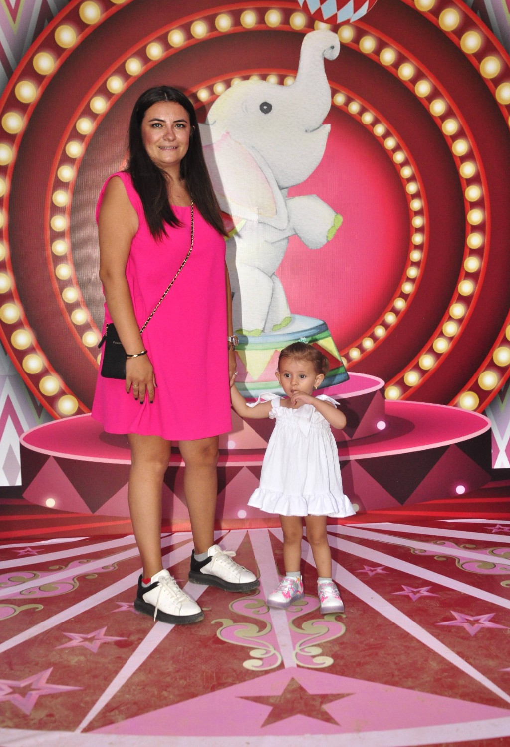 Kızı için evinin bahçesini lunaparka çevirdi