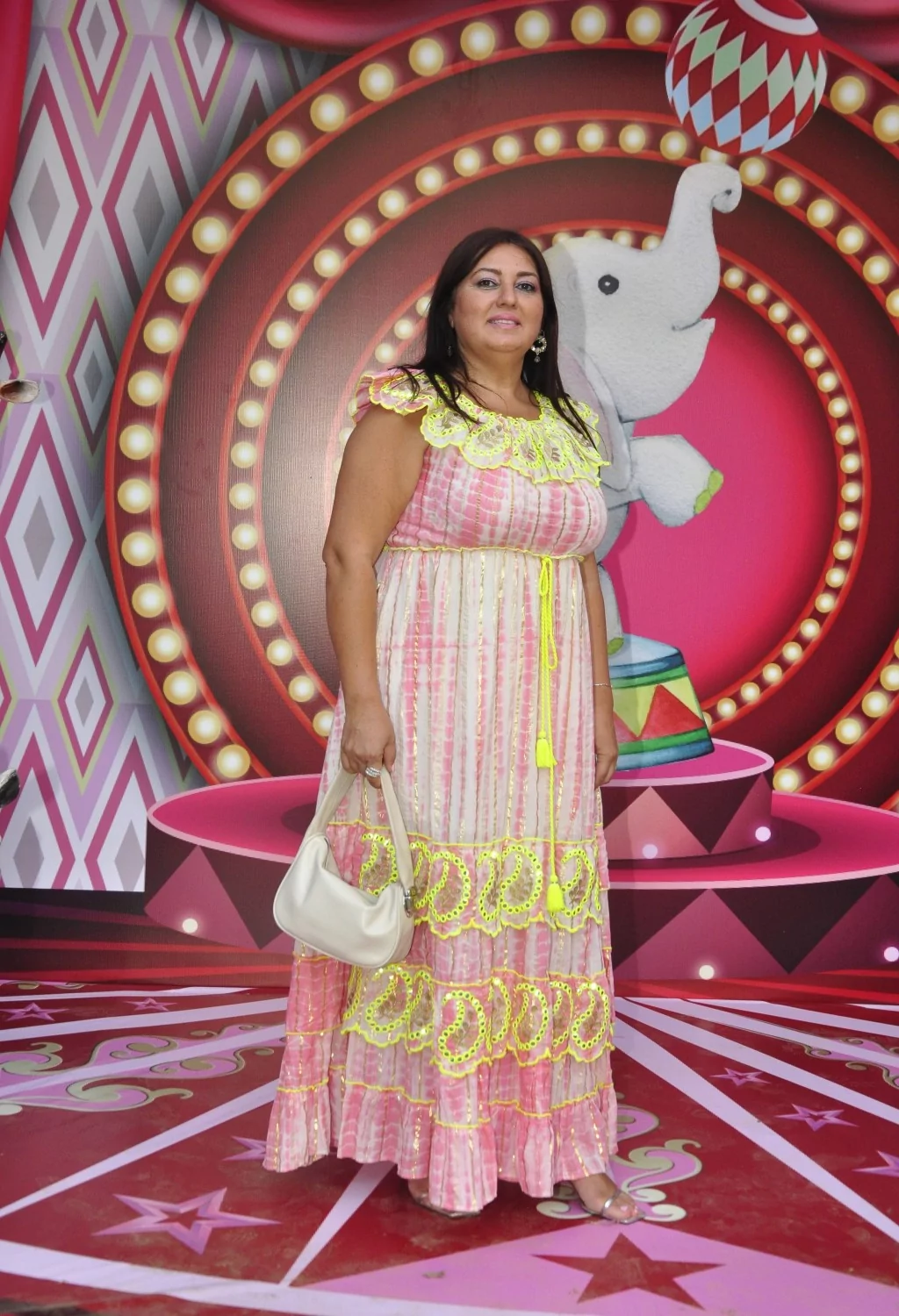 Kızı için evinin bahçesini lunaparka çevirdi