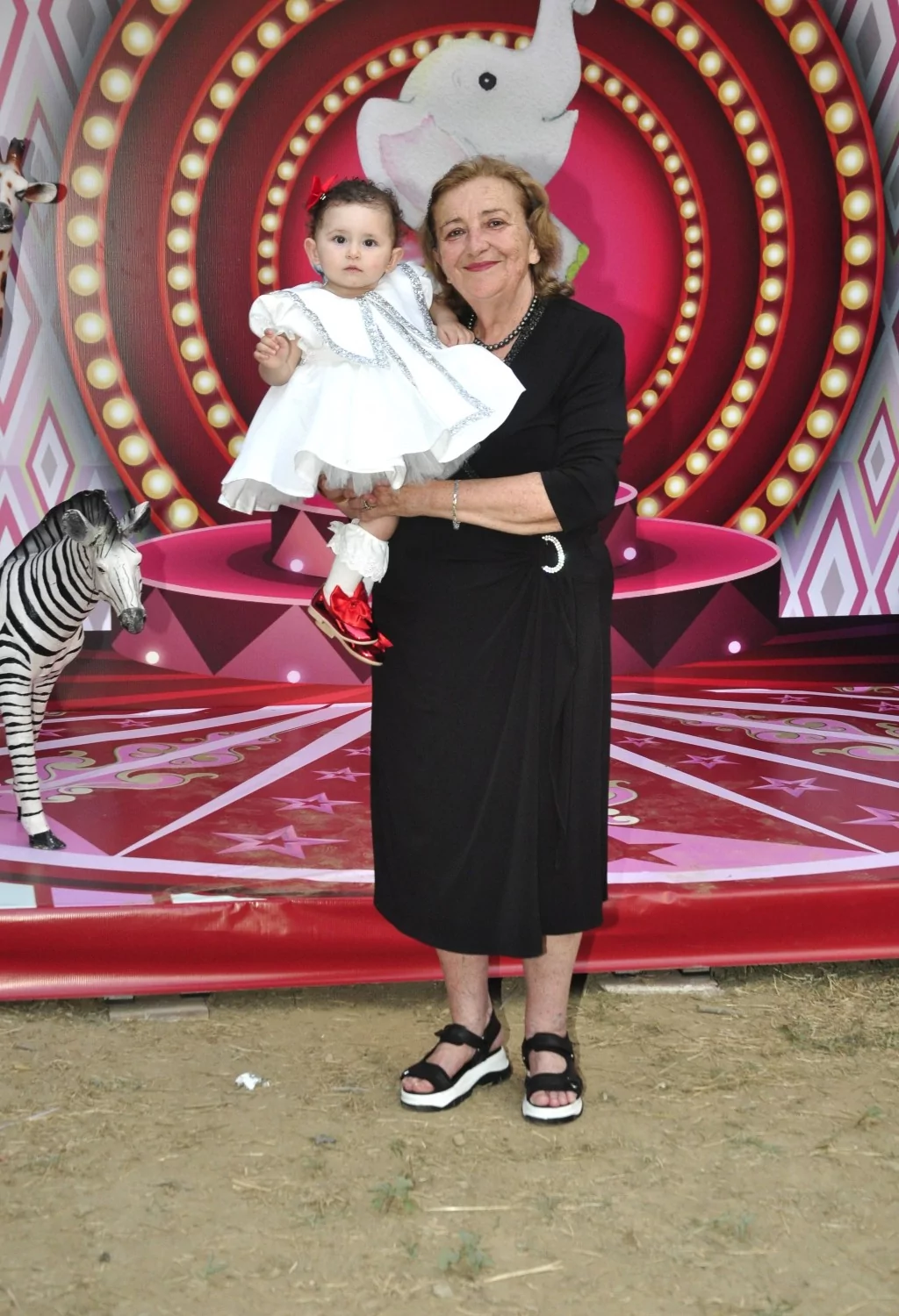 Kızı için evinin bahçesini lunaparka çevirdi