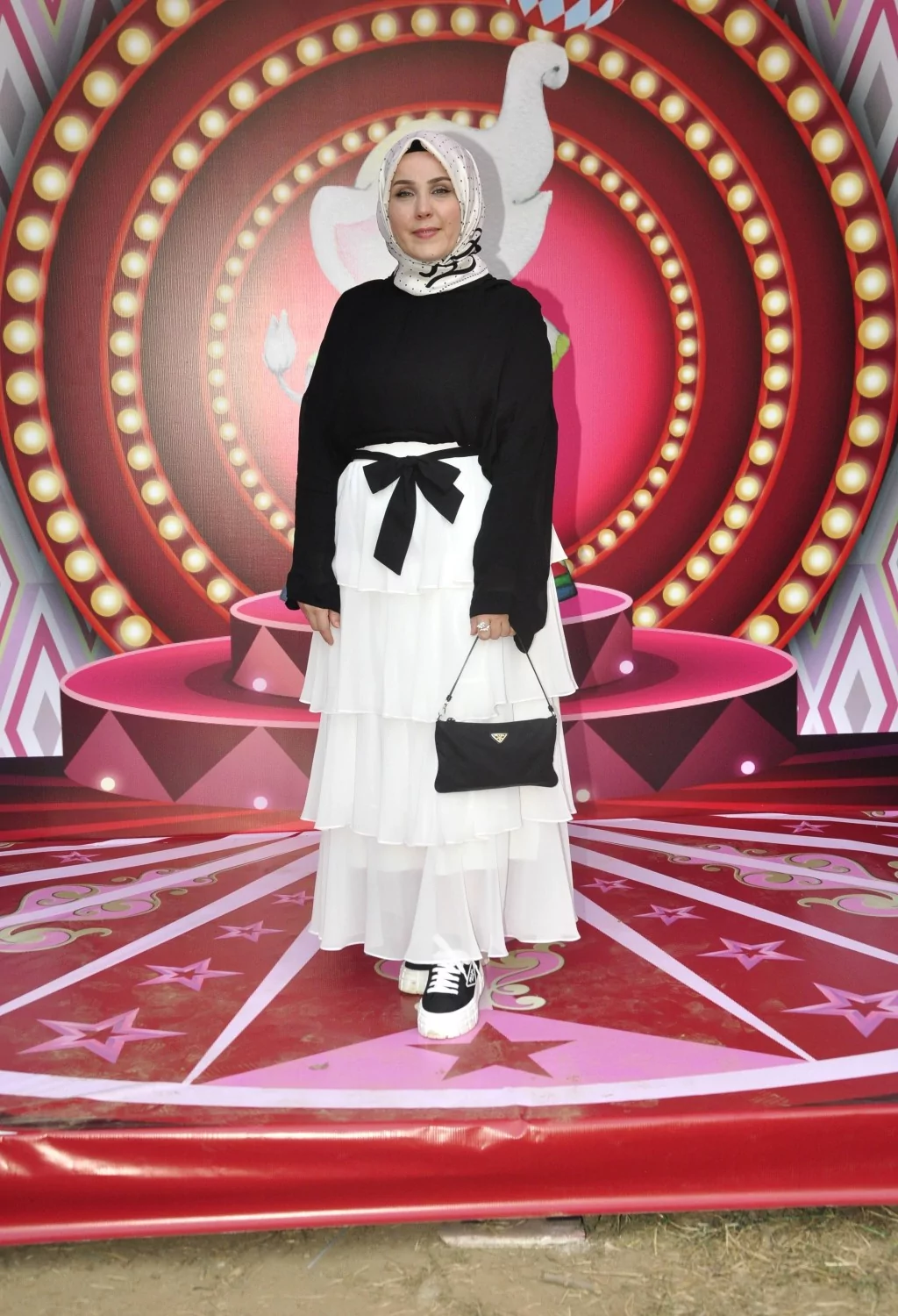 Kızı için evinin bahçesini lunaparka çevirdi