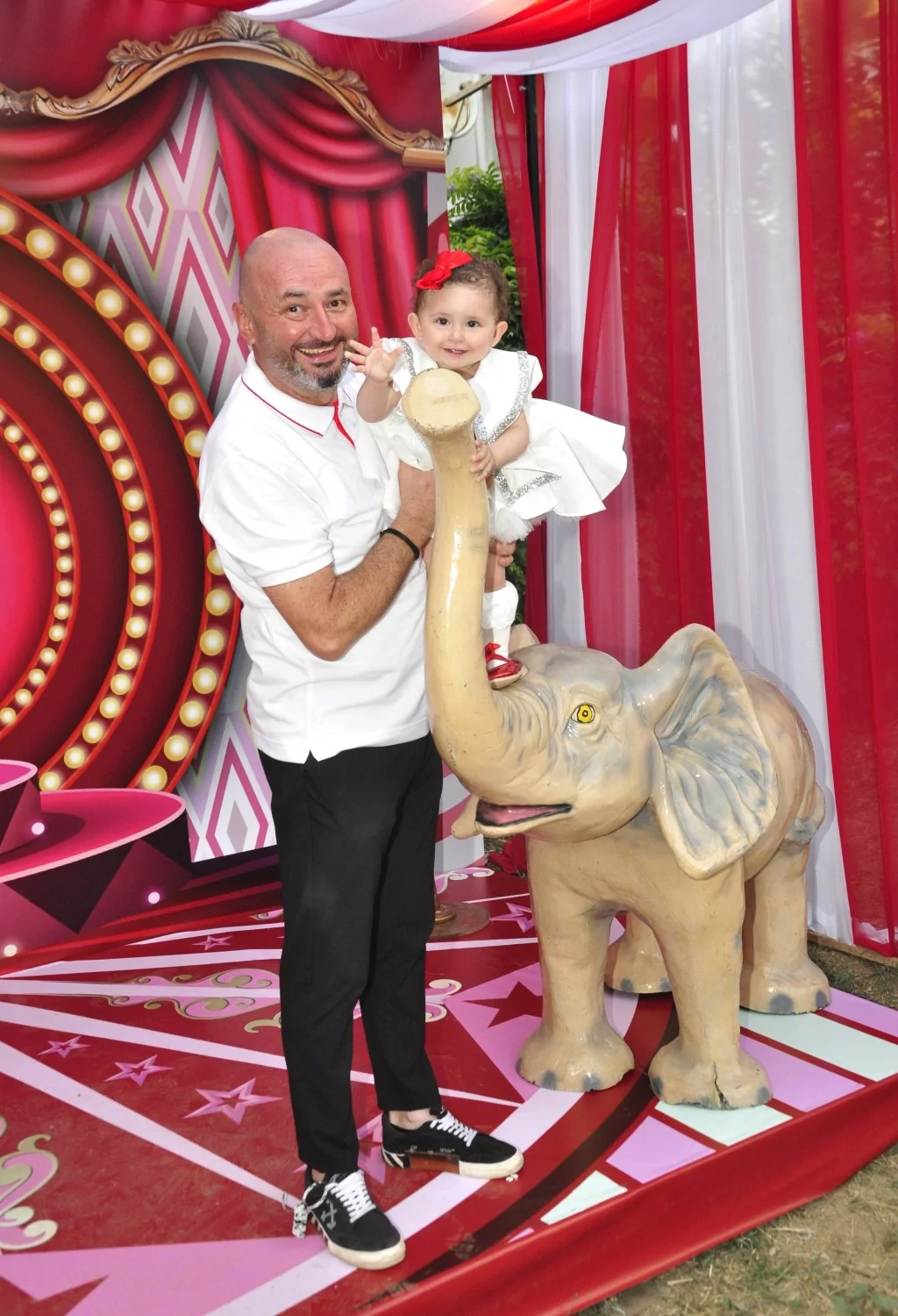 Kızı için evinin bahçesini lunaparka çevirdi