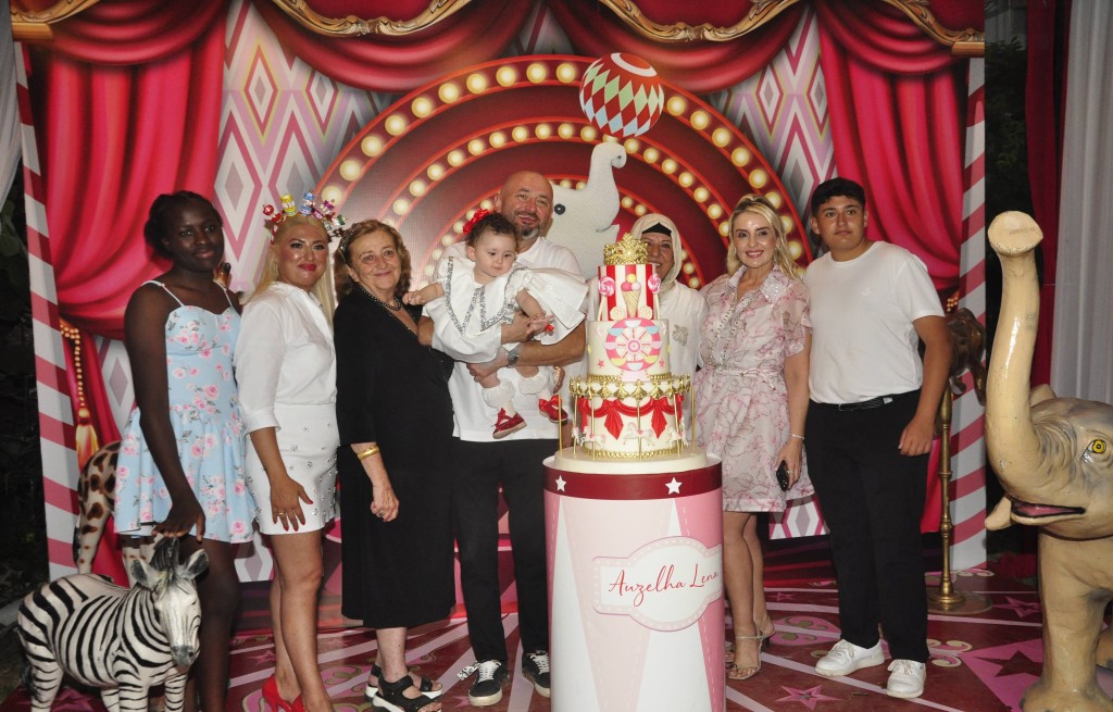 Kızı için evinin bahçesini lunaparka çevirdi