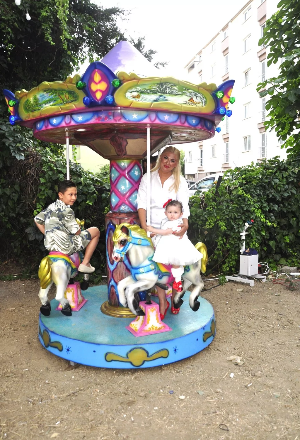 Kızı için evinin bahçesini lunaparka çevirdi