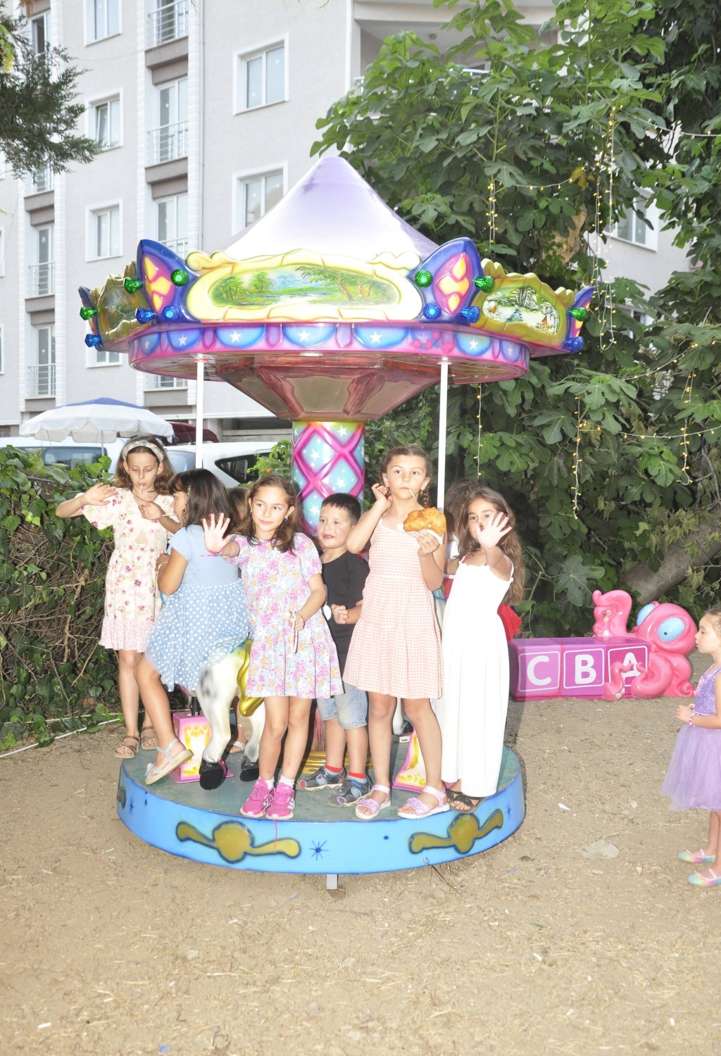 Kızı için evinin bahçesini lunaparka çevirdi