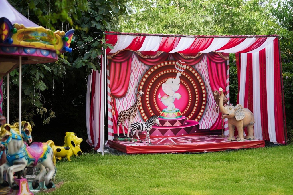 Kızı için evinin bahçesini lunaparka çevirdi