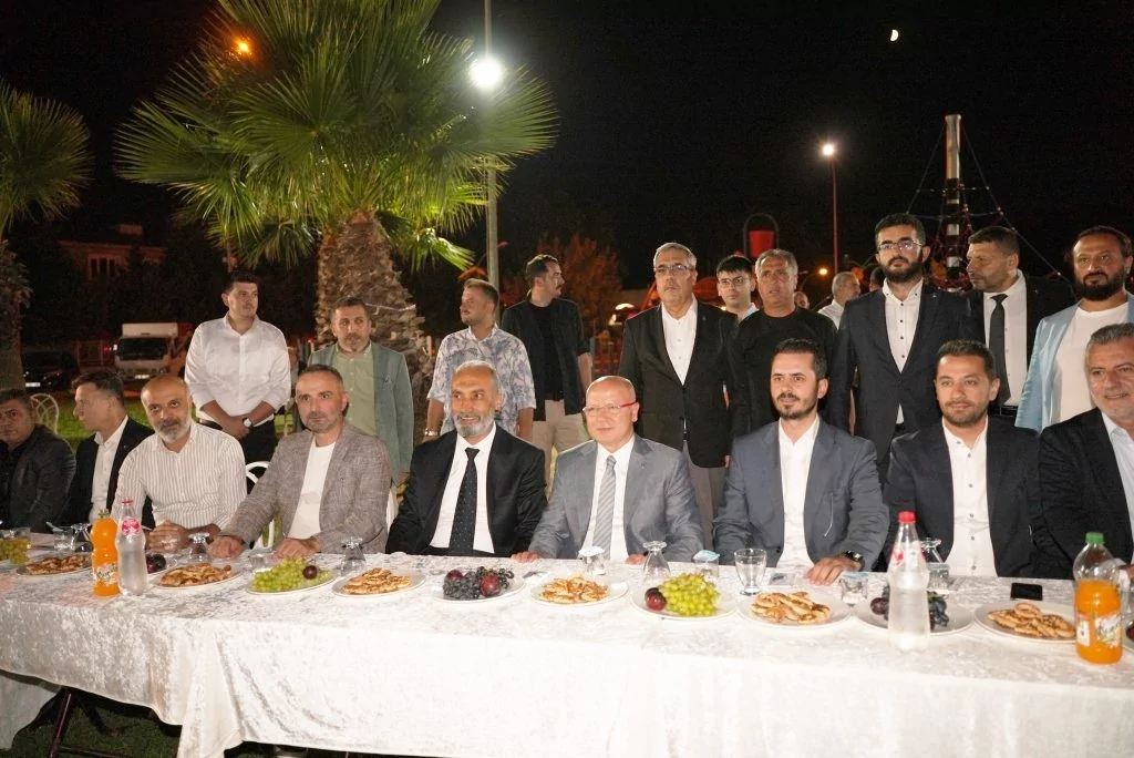 Bursa protokolü ve çok sayıda davetlinin katıldığı görkemli düğün büyük ilgi gördü