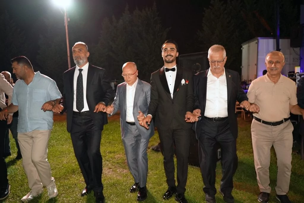 Bursa protokolü ve çok sayıda davetlinin katıldığı görkemli düğün büyük ilgi gördü